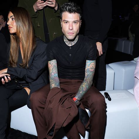 versace camicia fedez|Fedez da solo alla sfilata di Versace .